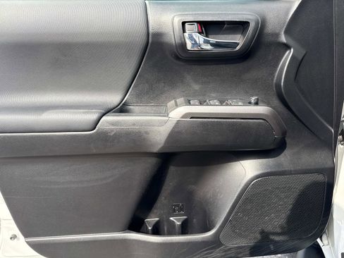 Used 2022 Toyota Tacoma TRD Off-Road image 16