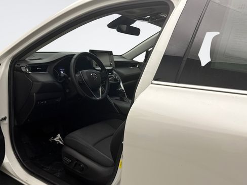 Used 2021 Toyota Venza LE w/ Carpet Mat Package (TMS) image 10