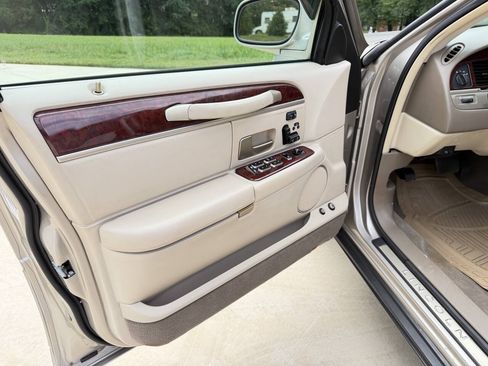 Used 2003 Lincoln Town Car Signature RWD image 9