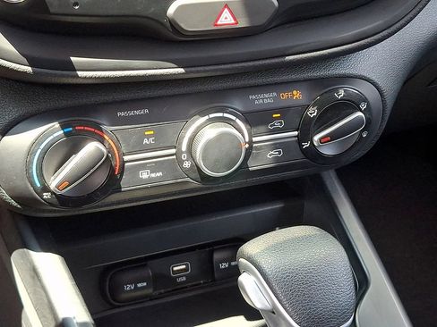 Used 2025 Kia Soul LX w/ LX Technology Package FWD image 15