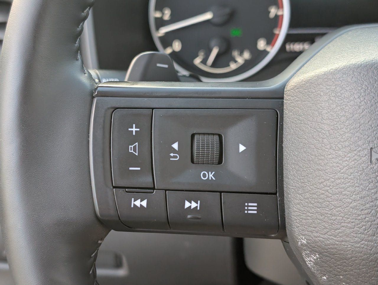 Certified 2025 Nissan Rogue SV w/ SV Premium Package FWD image 23