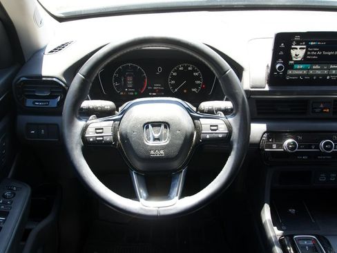 Used 2023 Honda Pilot Touring image 10