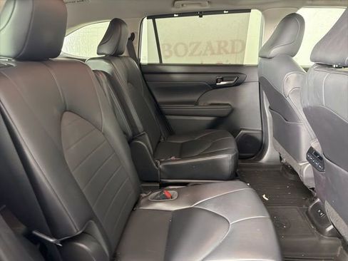 Used 2021 Toyota Highlander XLE AWD/4WD image 18