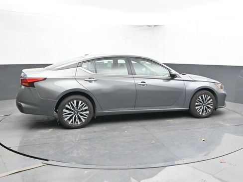 Used 2024 Nissan Altima 2.5 SV AWD/4WD image 10