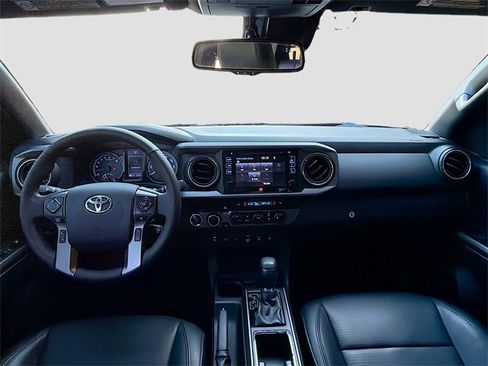 Used 2018 Toyota Tacoma TRD Sport image 15