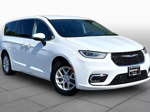 Used 2023 Chrysler Pacifica Touring-L FWD image 3