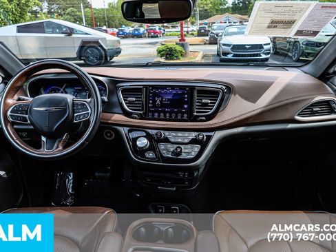 Used 2020 Chrysler Pacifica Limited w/ Tire & Wheel Group FWD image 32