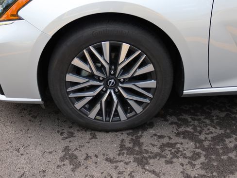 Used 2024 Nissan Altima 2.5 SV FWD image 9