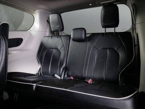 Used 2023 Chrysler Pacifica Limited FWD image 13