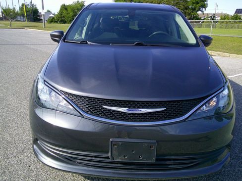 Used 2017 Chrysler Pacifica LX FWD image 20