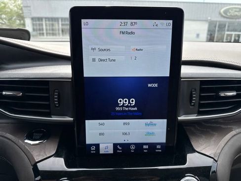 Used 2023 Ford Explorer Platinum w/ Premium Technology Package image 18