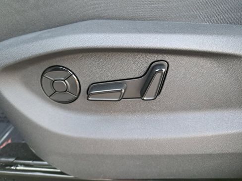 New 2025 Volkswagen Tiguan SE image 27