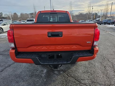 Used 2017 Toyota Tacoma TRD Sport image 6