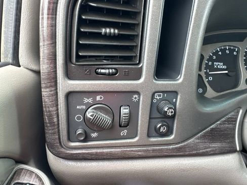 Used 2004 GMC Yukon Denali AWD/4WD image 10
