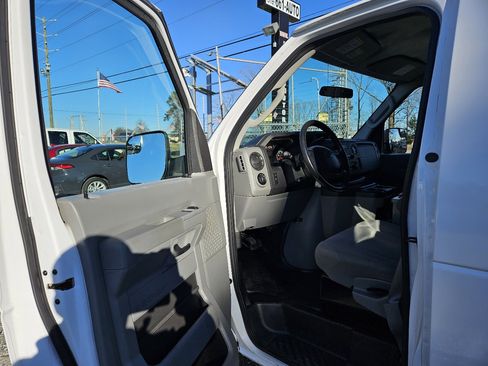 Used 2014 Ford E-250 and Econoline 250 w/ Power Group image 9