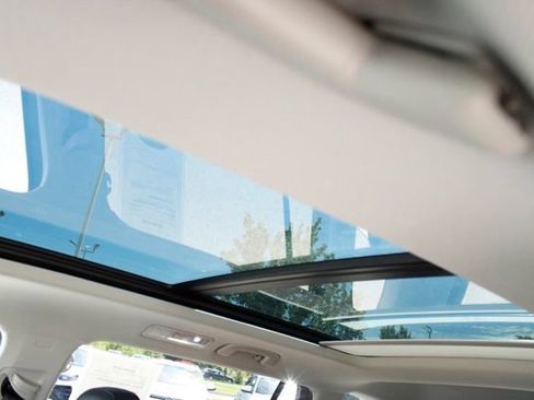 Used 2023 Volkswagen Tiguan SE w/ Panoramic Sunroof Package AWD/4WD image 15