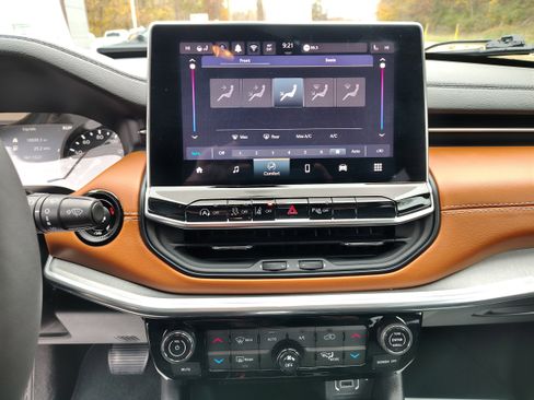 Certified 2024 Jeep Compass Limited image 31