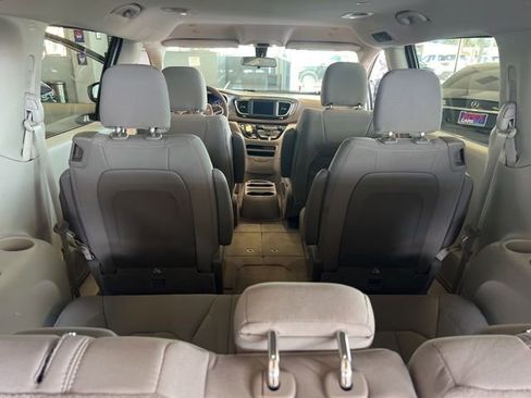 Used 2021 Chrysler Voyager LX image 21