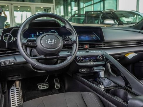 Certified 2025 Hyundai Elantra SEL FWD image 16