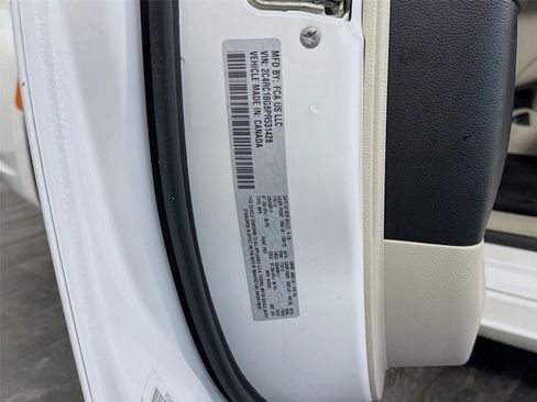 Used 2023 Chrysler Pacifica Touring-L FWD image 43