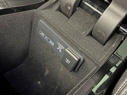 Used 2019 Land Rover Range Rover Velar R-Dynamic SE image 29