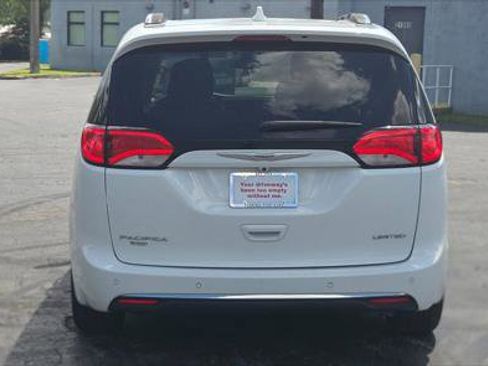 Used 2017 Chrysler Pacifica Limited w/ Tire & Wheel Group FWD image 6
