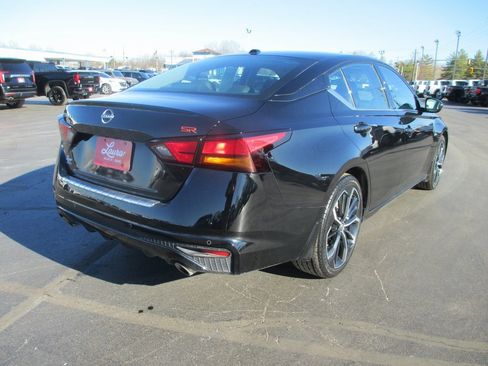 Used 2023 Nissan Altima 2.5 SR w/ SR Premium Package image 5