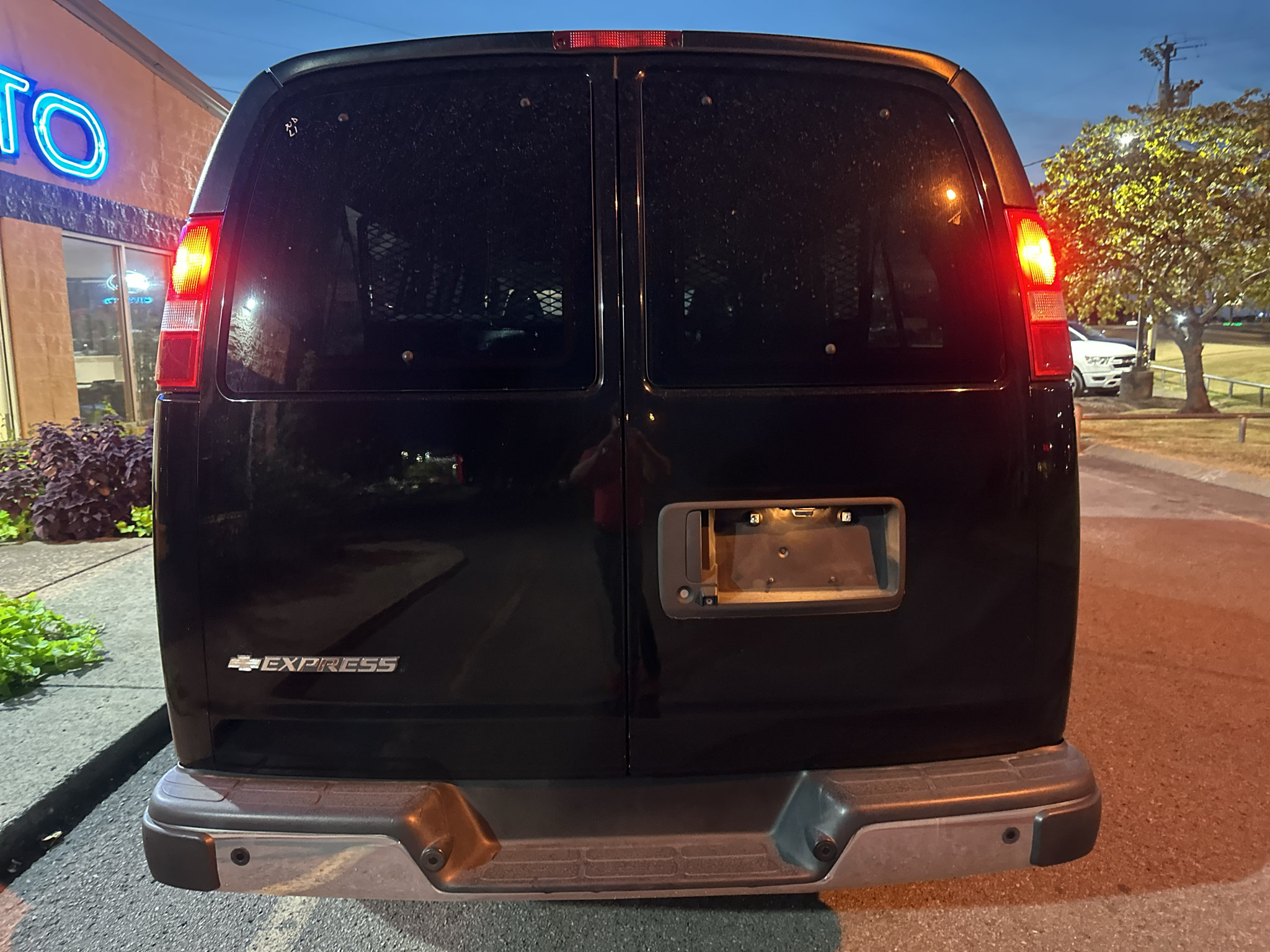 Used 2020 Chevrolet Express 3500 LT w/ LT Preferred Equipment Group RWD image 5