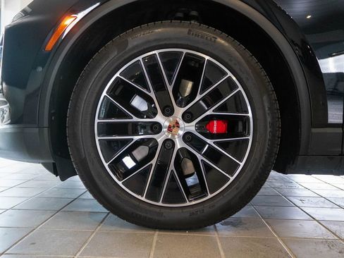 Certified 2025 Porsche Macan 4S Electric AWD/4WD image 11