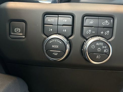 Used 2024 GMC Sierra 1500 AT4 w/ Technology Package AWD/4WD image 23