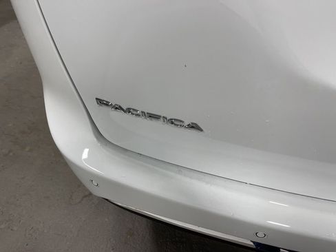 Used 2026 Chrysler Pacifica Limited FWD image 16