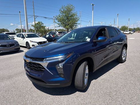 Used 2024 Chevrolet Trax LS w/ LS Convenience Package FWD image 3