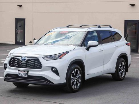 Certified 2024 Toyota Highlander XLE AWD/4WD image 3