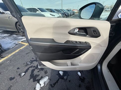 Used 2020 Chrysler Pacifica Touring-L image 10