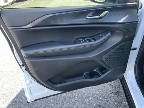 Used 2025 Jeep Grand Cherokee L Laredo image 14