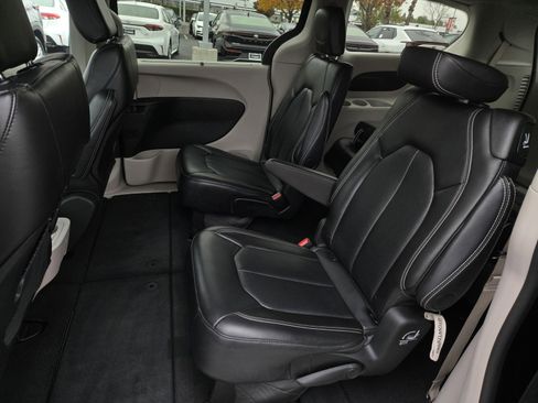 Used 2024 Chrysler Pacifica Touring-L image 11