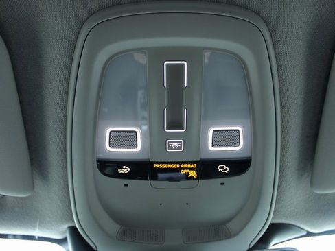 Used 2025 Volvo XC40 B5 Plus image 31