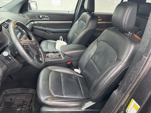 Used 2018 Ford Explorer XLT w/ Equipment Group 202A image 11
