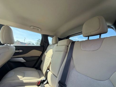 Used 2017 Jeep Cherokee Sport image 28