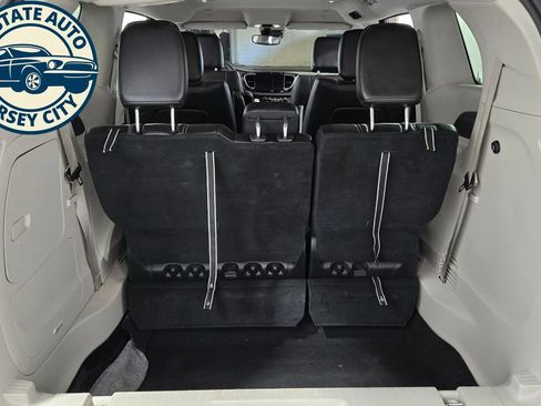 Used 2024 Chrysler Pacifica Limited FWD image 37