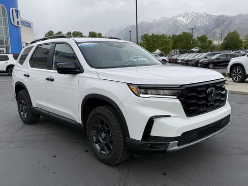 Certified 2025 Honda Pilot TrailSport image 4