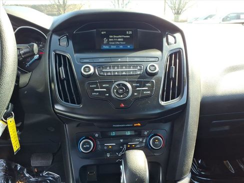 Used 2018 Ford Focus SE w/ SE Appearance Package image 10