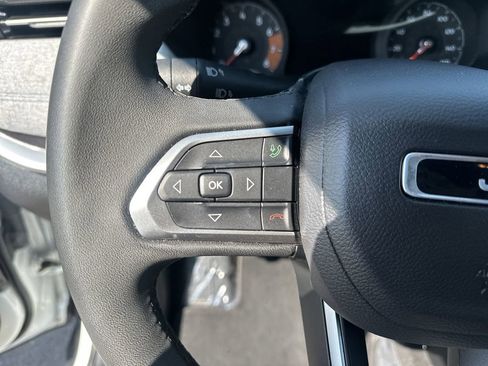 Used 2024 Jeep Compass Latitude image 17