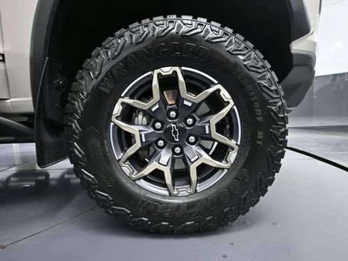 Used 2026 Chevrolet Colorado ZR2 w/ Technology Package AWD/4WD image 15