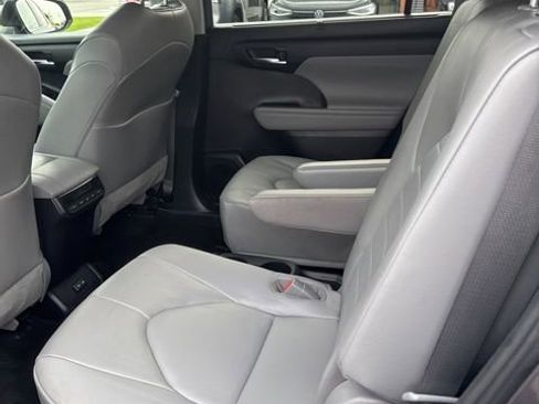 Used 2023 Toyota Highlander XLE AWD/4WD image 13