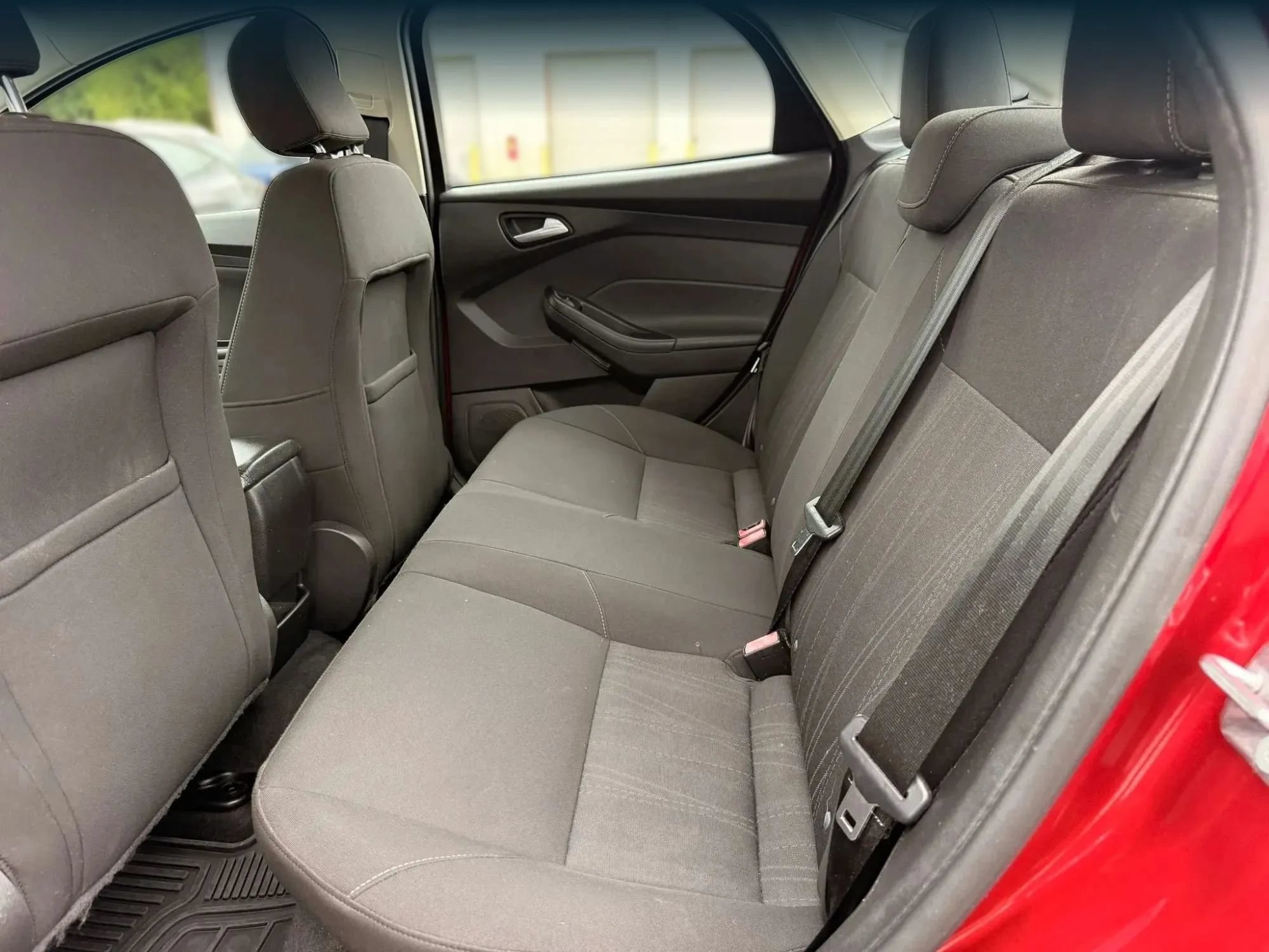 Used 2015 Ford Focus SE w/ SE Cold Weather Package FWD image 21