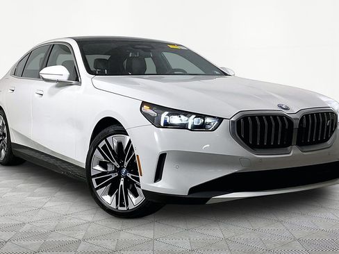 Certified 2025 BMW i5 xDrive40 w/ Premium Package image 4