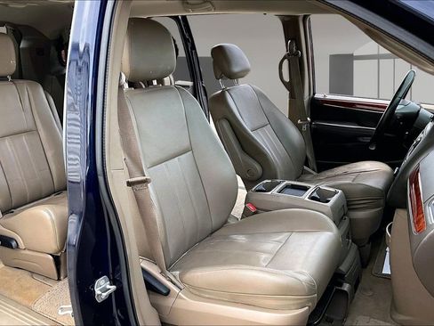 Used 2014 Chrysler Town & Country Touring FWD image 7