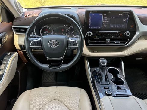 Used 2022 Toyota Highlander Platinum AWD/4WD image 11