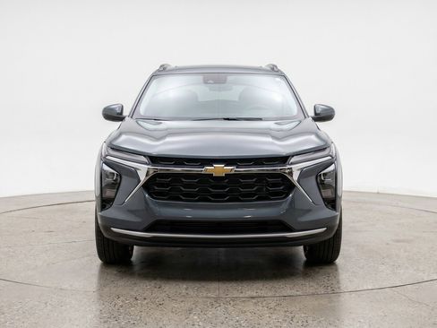 Used 2025 Chevrolet Trax LT FWD image 2